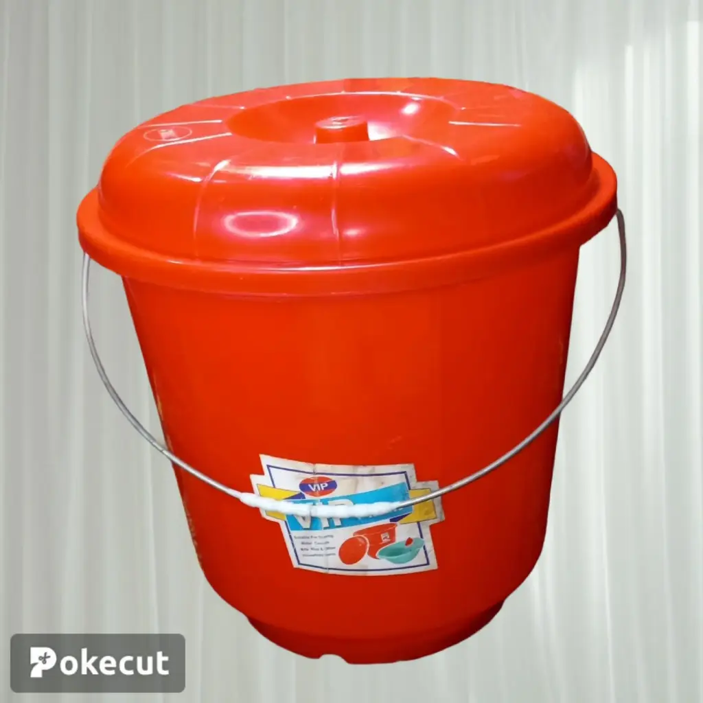 Vip Plastic Bucket with lid and Metal Handle_ red (1 pcs) 06 Ltr